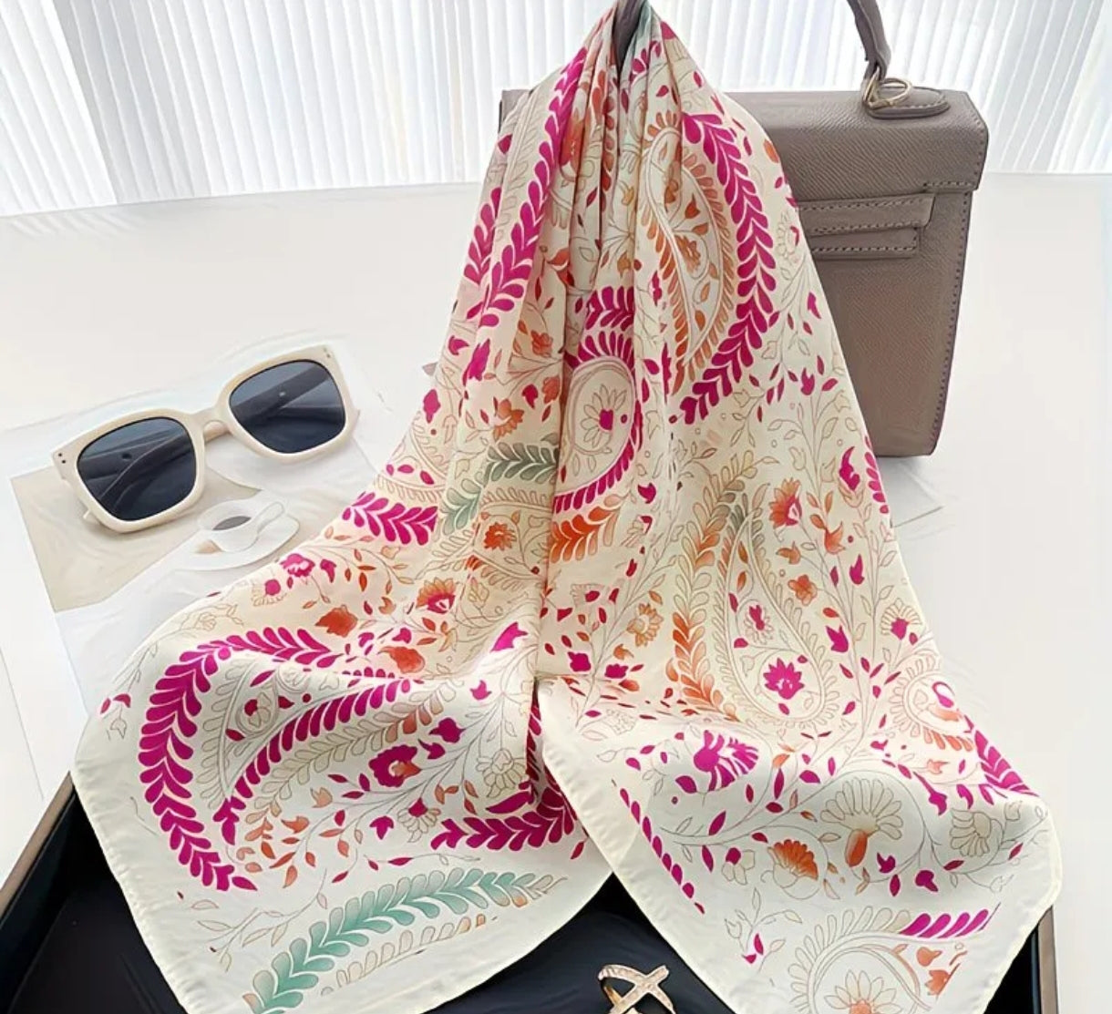 Le foulard qui fait tourner les têtes
